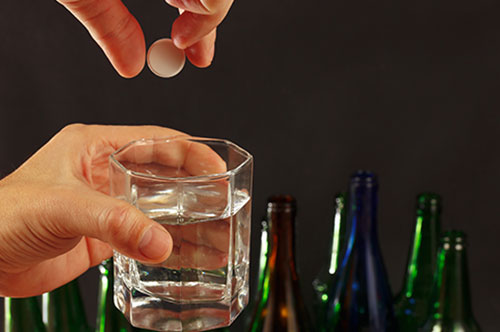 人に睡眠薬を盛って性交したら犯罪になる？ 罪状や刑罰を弁護士が解説