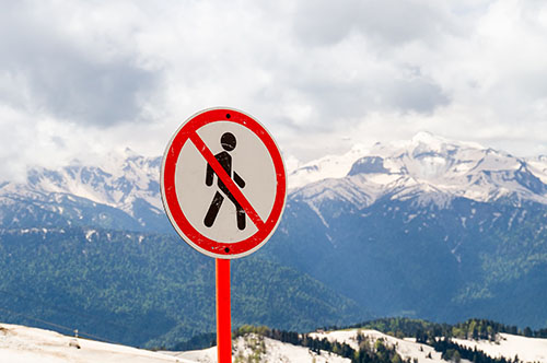 「立ち入り禁止」のエリアへの侵入は犯罪？ 規制する法律について解説