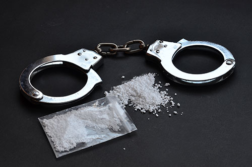 違法ドラッグで問われる罪は？ 合法・脱法・危険ドラッグとの違いや逮捕後の流れ