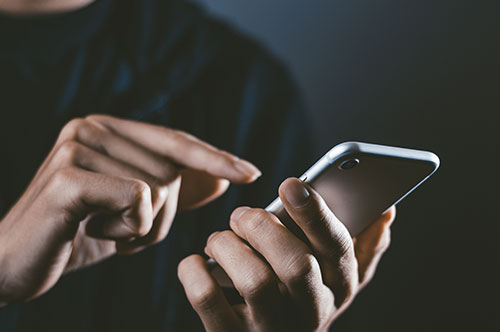 殺人予告で問われる罪とは？ 発覚するまでの流れや逮捕後の刑事手続きを解説