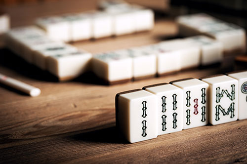 「賭け麻雀」は違法？ 適用される罪や罰則、逮捕された場合の流れを解説