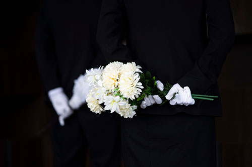 相続発生後の葬儀費用は誰が負担する？ 相続財産から支払いはできるか？