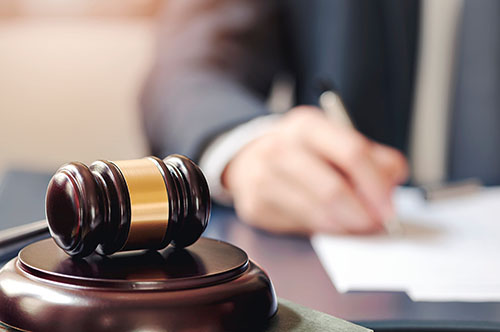 労働審判と訴訟の違いは何？ 会社とのトラブル解決方法とは