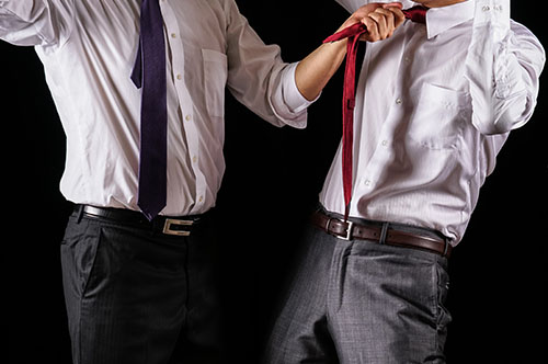 電車内での喧嘩は犯罪になる？ 問われる罪の種類や逮捕のパターンを弁護士が解説