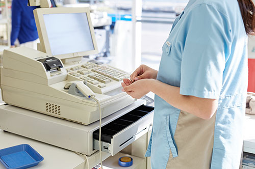 バイト先での万引きがバレそう！ 窃盗罪で逮捕されたらどうなる？