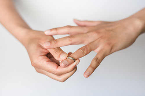 服役中の配偶者と離婚したい！ 相手が刑務所にいる場合の方法や親権