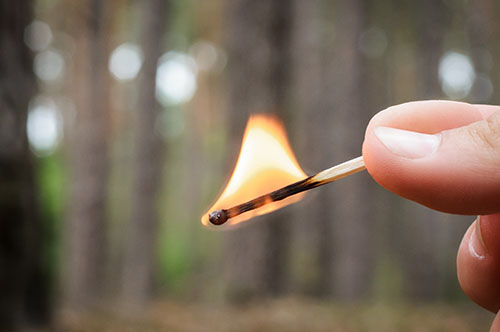 山火事で問われうる罪とは？ 失火と放火による違いととるべき対応