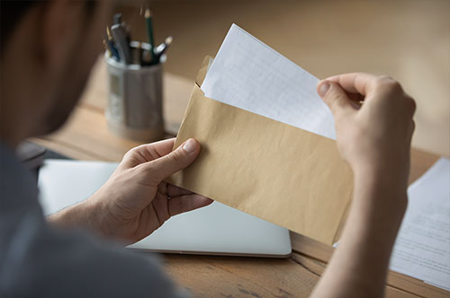 他人あての郵便物を無断で開封すると犯罪になる？ 信書開封罪を解説