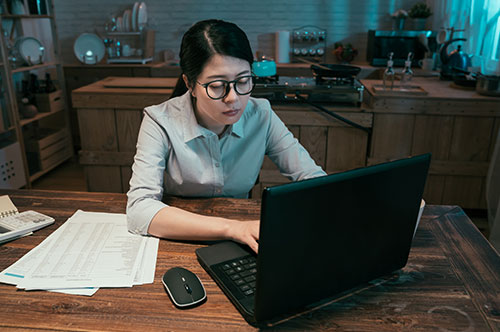 サービス業で起こりがちな持ち帰り残業分も残業代請求できるって本当？