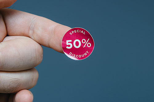 割引シールの貼り替えは犯罪になる？ 適用される罪名と逮捕の可能性