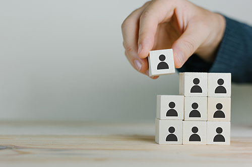 一時解雇（レイオフ）とは？ メリットやリストラとの違いを解説