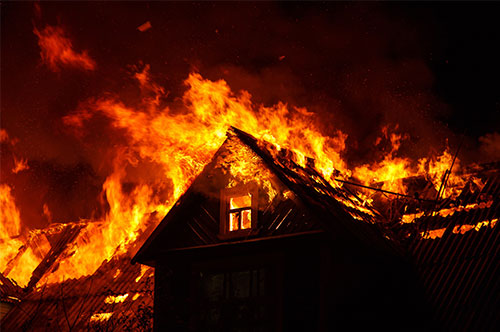 失火で隣家を延焼すると「延焼罪」に問われる？ 成立要件や罰則を解説
