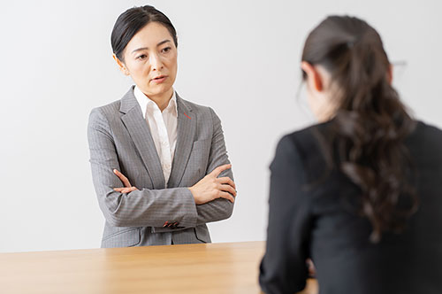 【企業向け】仕事ができない社員の減給することは可能？ 違法になる？