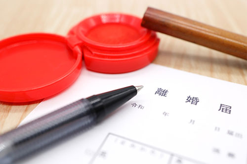 離婚届の証人は誰に頼める？ 証人がいない場合も離婚できるのか