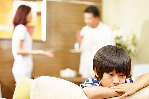 離婚のタイミングはいつがベスト？ 子供の年齢と後悔しない判断...