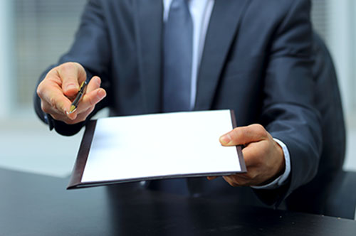 署名偽造は罪に問われる？ アルバイトや代筆した場合の逮捕の可能性