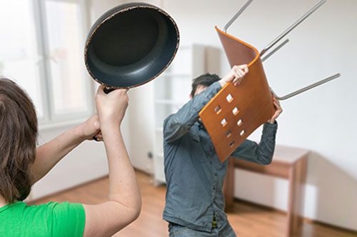 正当防衛と緊急避難の違いとは？ 成立する具体例と刑事事件時の...