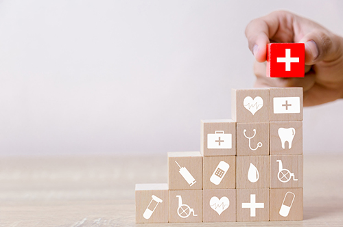 離婚すると健康保険は抜けなければいけない？ ケース別に対処法を解説