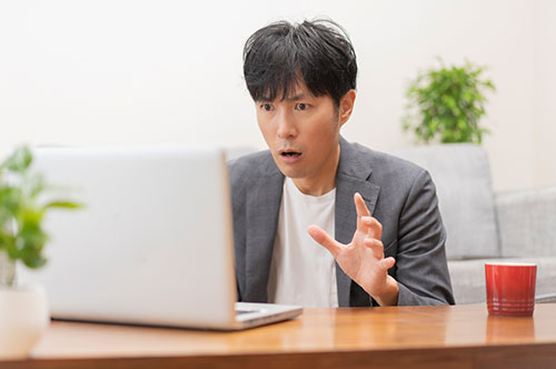 ネットストーカーとは？ ストーカーとされる行為の内容や罰則を解説