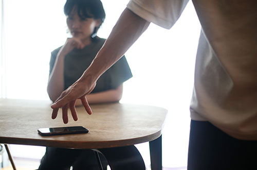 不貞の慰謝料請求をするには、どのような証拠が必要？ 手続きの流れも