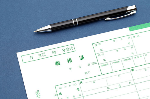 離婚届の証人は誰に頼める？ 証人なしでも離婚は可能？