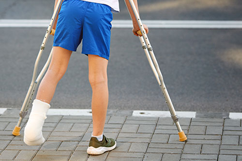 小学校で子どもがケガをしたら！？ 災害共済給付制度や損害賠償請求について