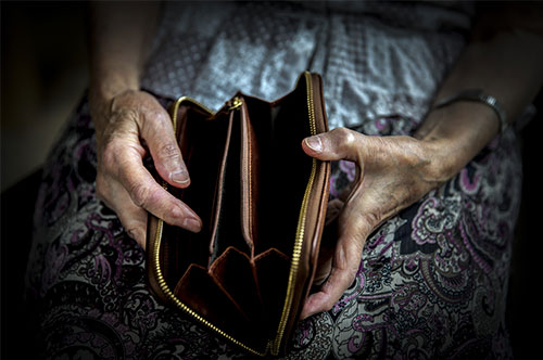 高齢者をターゲットにする偽装質屋とは？ 関わってしまったらどうする？