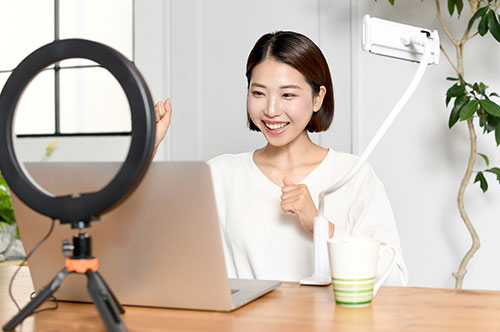 投げ銭は法律で規制されている？ 資金決済法や資金移動業、為替取引