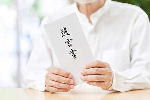 自筆証書遺言と公正証書遺言の違いを比較｜どちらが適している？