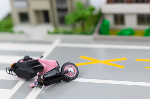 歩行者の飛び出しでバイクが転倒！ 歩行者が刑罰を受ける可能性は？