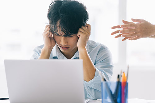 退職勧奨を受け入れてしまったら？ 違法性や解雇との違いも解説