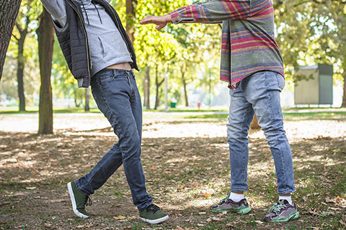 人を突き飛ばしてケガを負わせたら傷害罪？ 問われる罪と量刑について