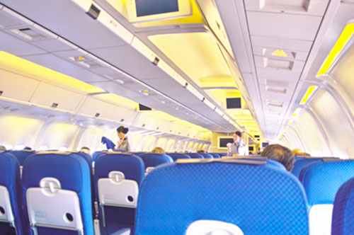 飛行機内での迷惑行為は犯罪になる！ 問われる罪や罰則を解説