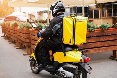 バイクで配達すると違法？ 弁護士に相談したほうがよいケースを紹介