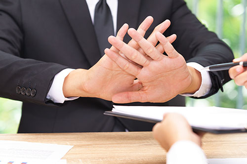 転勤の要請を拒否したら解雇を言い渡された！ 違法なケースと対...