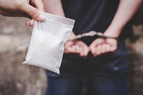 覚醒剤で逮捕された！ 初犯の場合の量刑や刑事手続きの流れは？