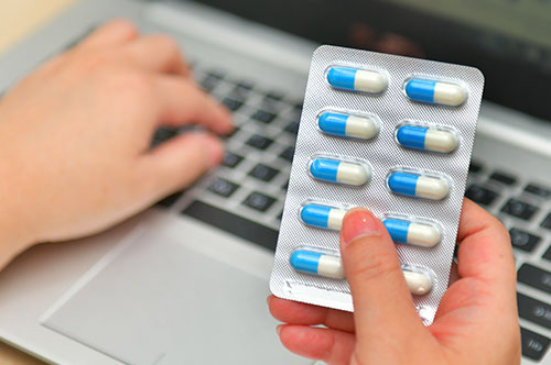 フリマアプリで薬を転売すると違法！ 販売できない商品や無許可販売の罰則とは？