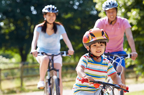 自転車に乗るときヘルメットをかぶるのは義務？ 罰則はあるのか