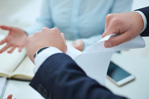 一方的な契約解除には損害賠償請求できる？ 解除権や損害賠償について解説