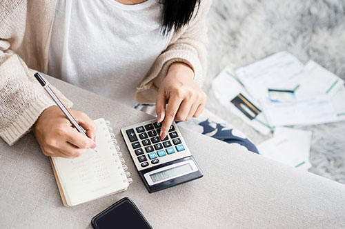 自己破産と個人再生の違いとは？ 生活への影響、手続きの違いを...