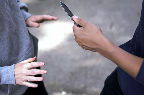 少年が銃刀法違反で逮捕されたら？ 成人の罰則との違いなど解説