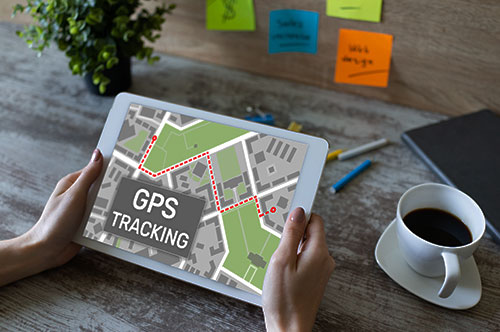 車にGPS機器を仕掛けて追跡すると違法か合法か？ 問われる罪...