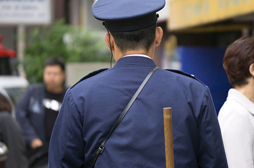 任意同行、途中で逃げたら、どのような罪に問われるのか？ 拒否はできるのか。