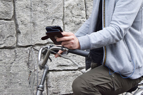 ながらスマホ・歩きスマホの罰則は？ 厳罰化の背景と全国の禁止条例