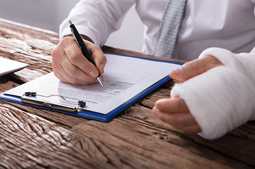 労災でケガをしたときに受け取れる療養給付。 休業補償との違いは？