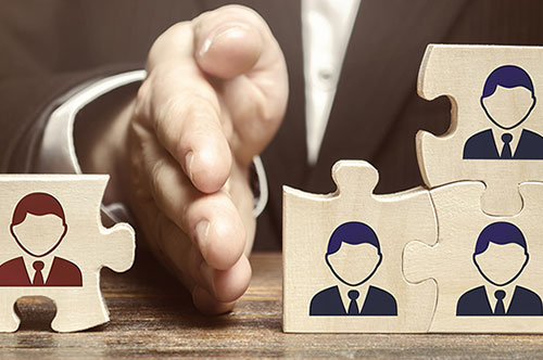 会社で同意もなく役員を解任されることは、不当解雇にあたるのか...