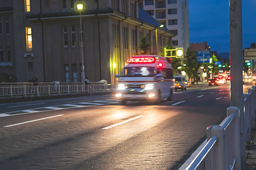 交通事故で同乗者が死亡した場合に運転者が問われる罪とは？