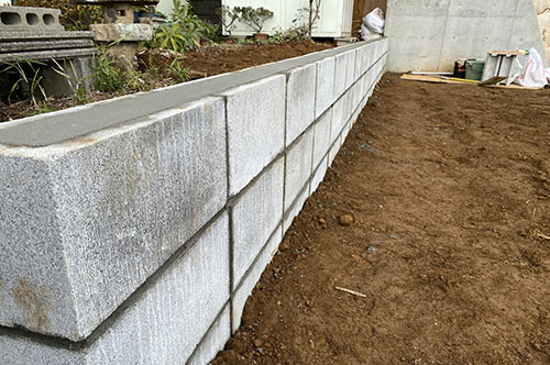 境界の塀をめぐってトラブルに！ 隣家との交渉や解決策は？