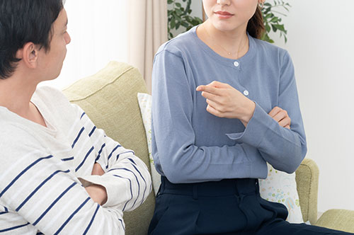 浮気は法律で禁止されている？ 不貞行為の定義を解説。