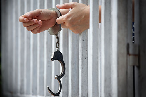 誤認逮捕とは？ 冤罪であれば警察に賠償金を請求したいが可能か